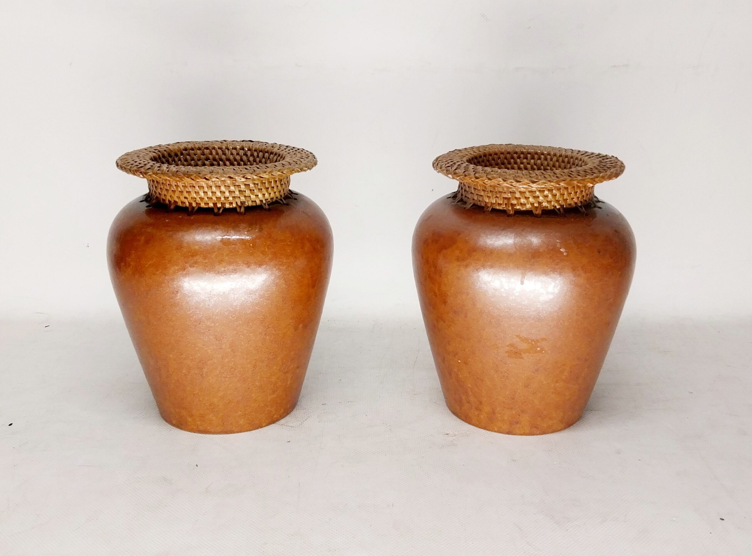Antique oriental vase 09318