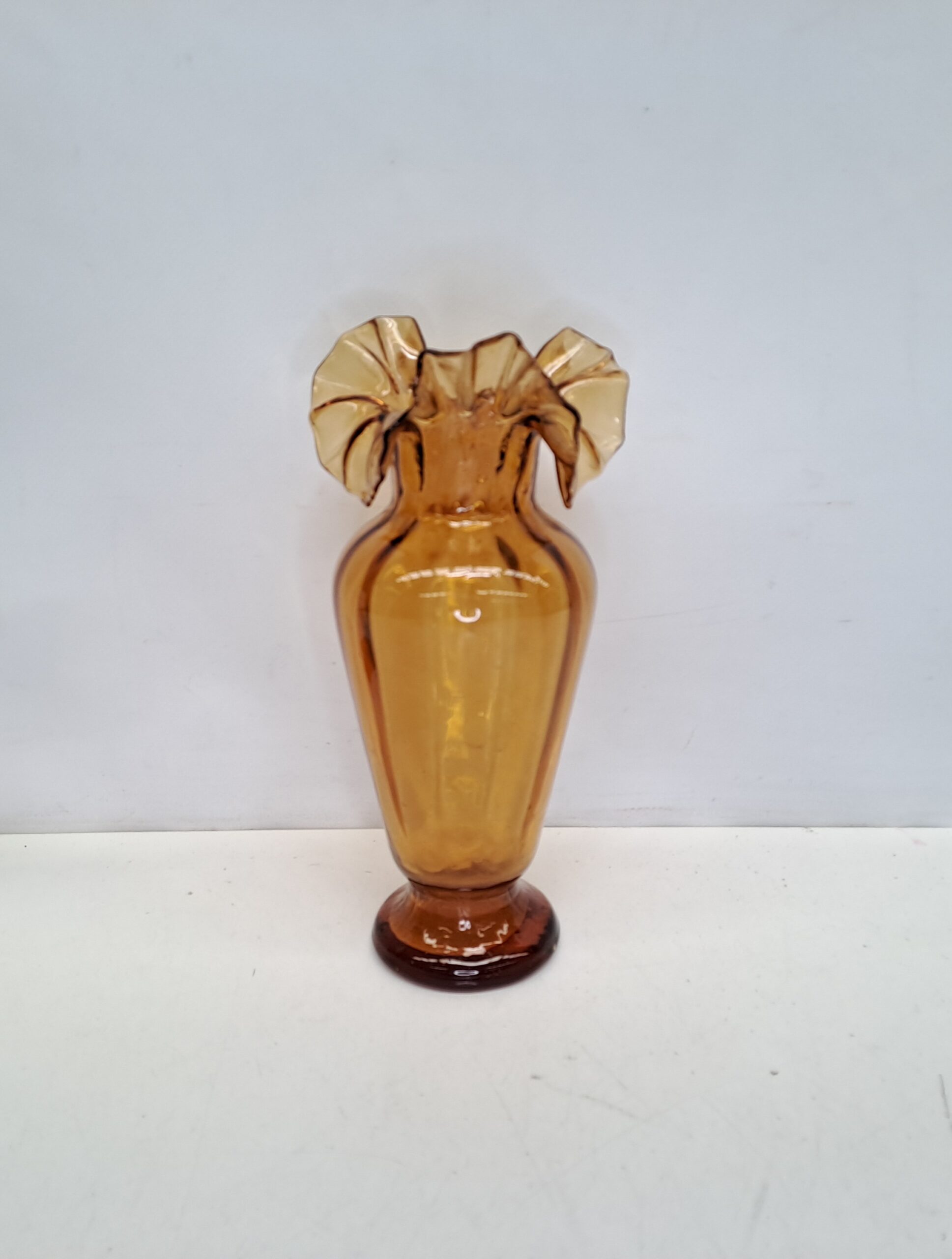 Glass vase. 09173
