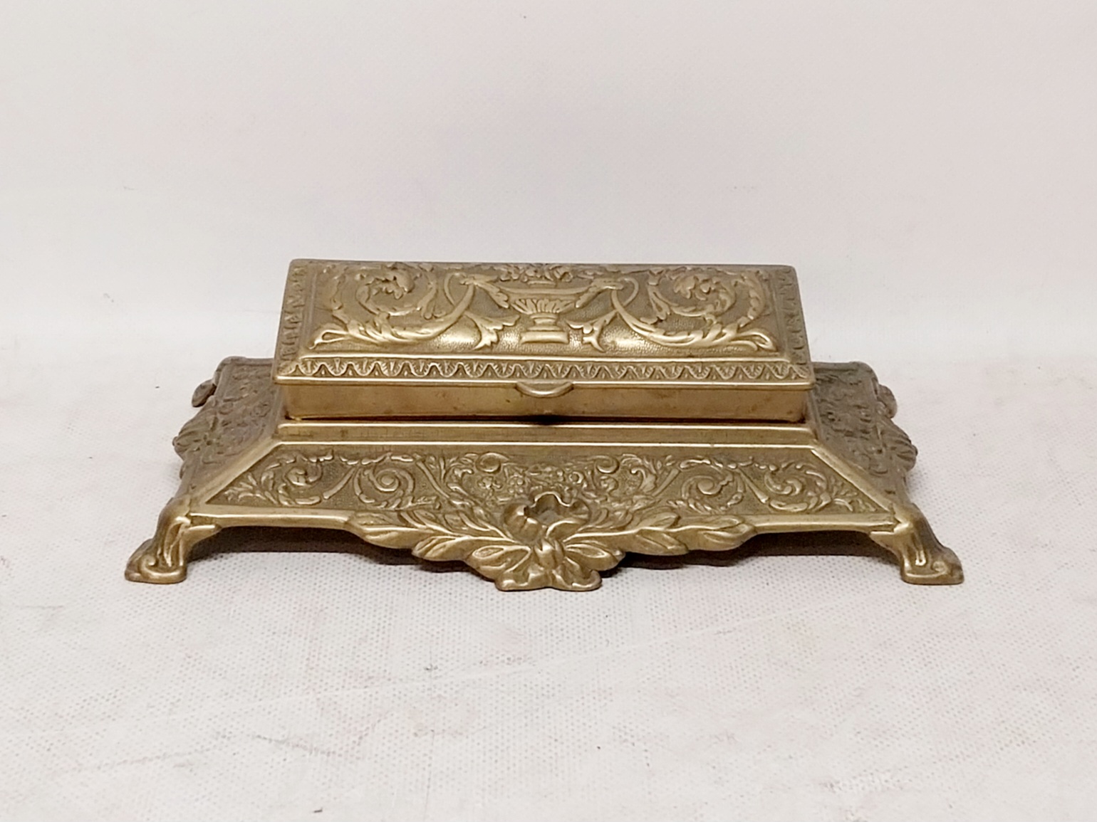 Bronze box. 09816
