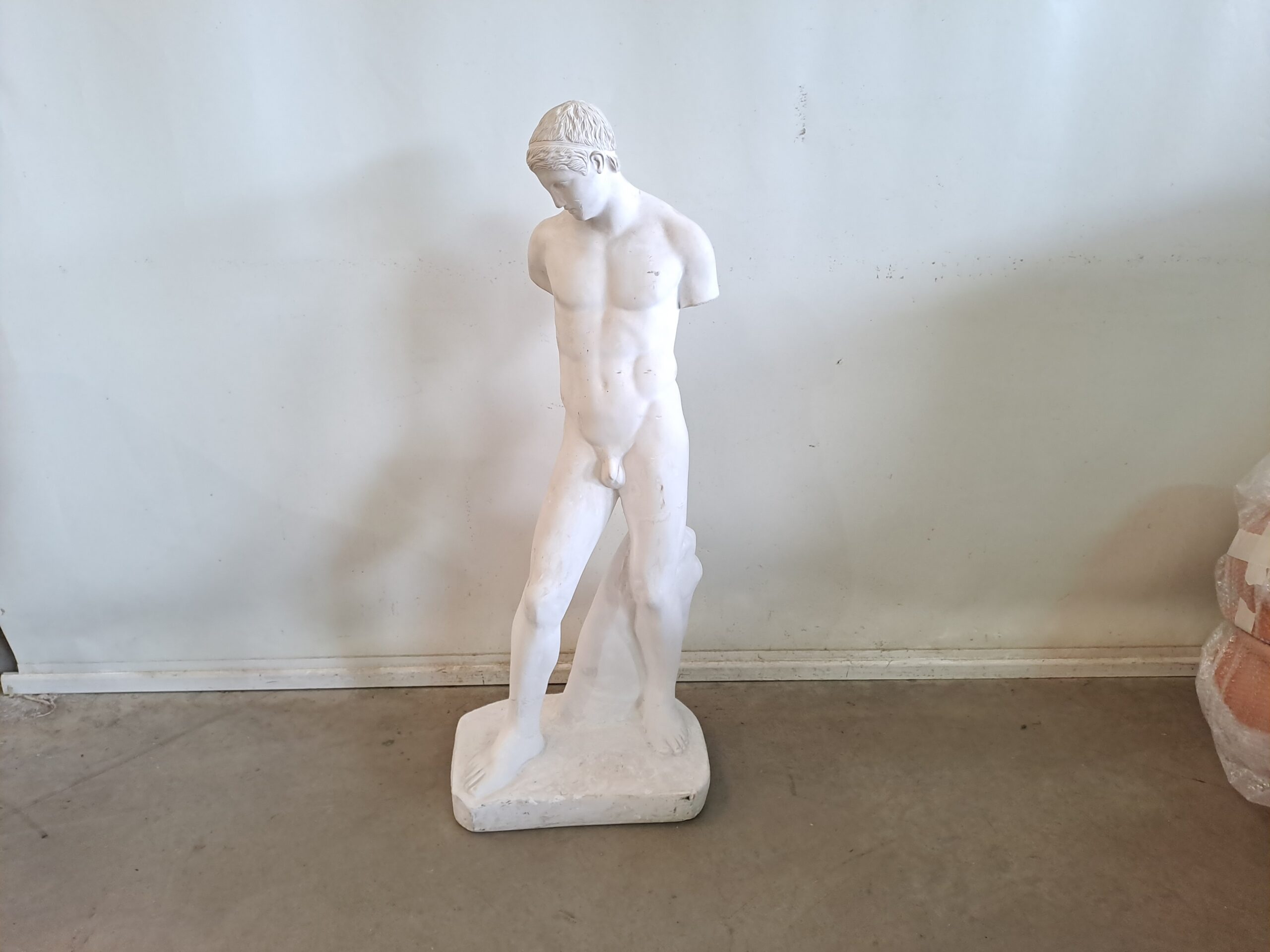Dyskophorus statue. 04695
