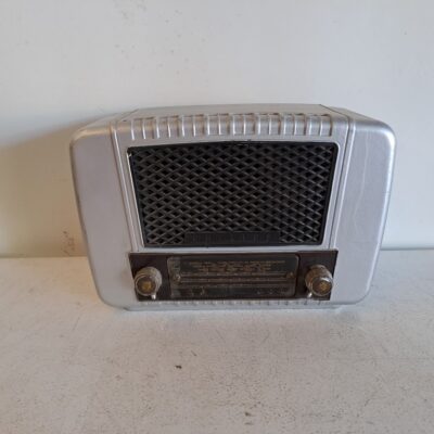 Philips bakelite tube radio. The design is vintage style with a silver bakelite casing and a black fabric front grille. Rental for events, advertising, series, movies.