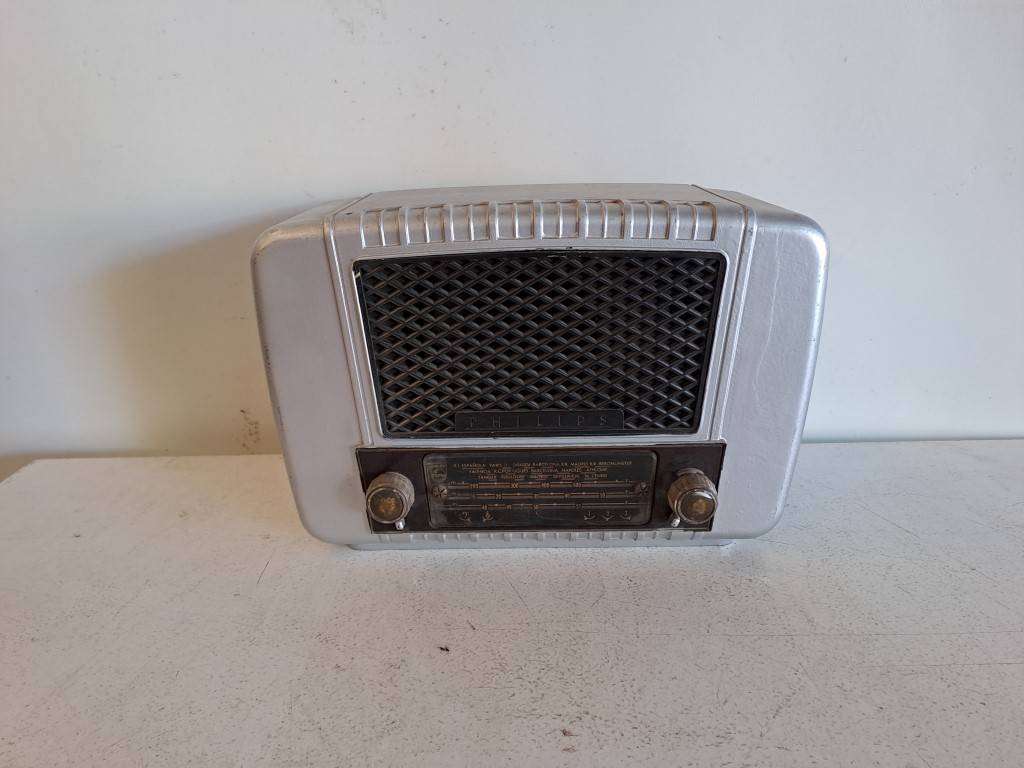 Philips bakelite tube radio. The design is vintage style with a silver bakelite casing and a black fabric front grille. Rental for events, advertising, series, movies.