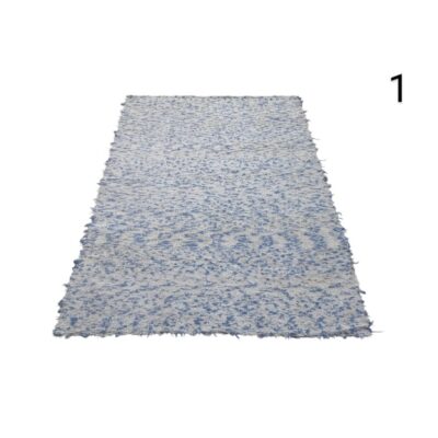 Alfombra artesanal de tela azul con flecos ideal para salón o habitaciones.