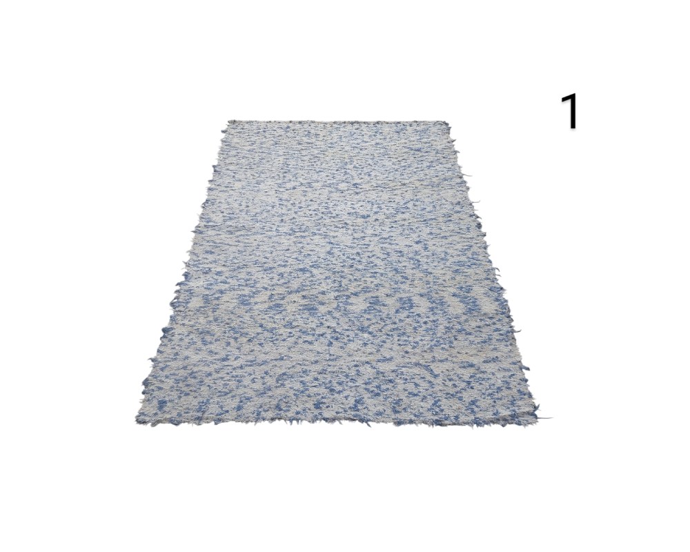 Alfombra artesanal de tela azul con flecos ideal para salón o habitaciones.