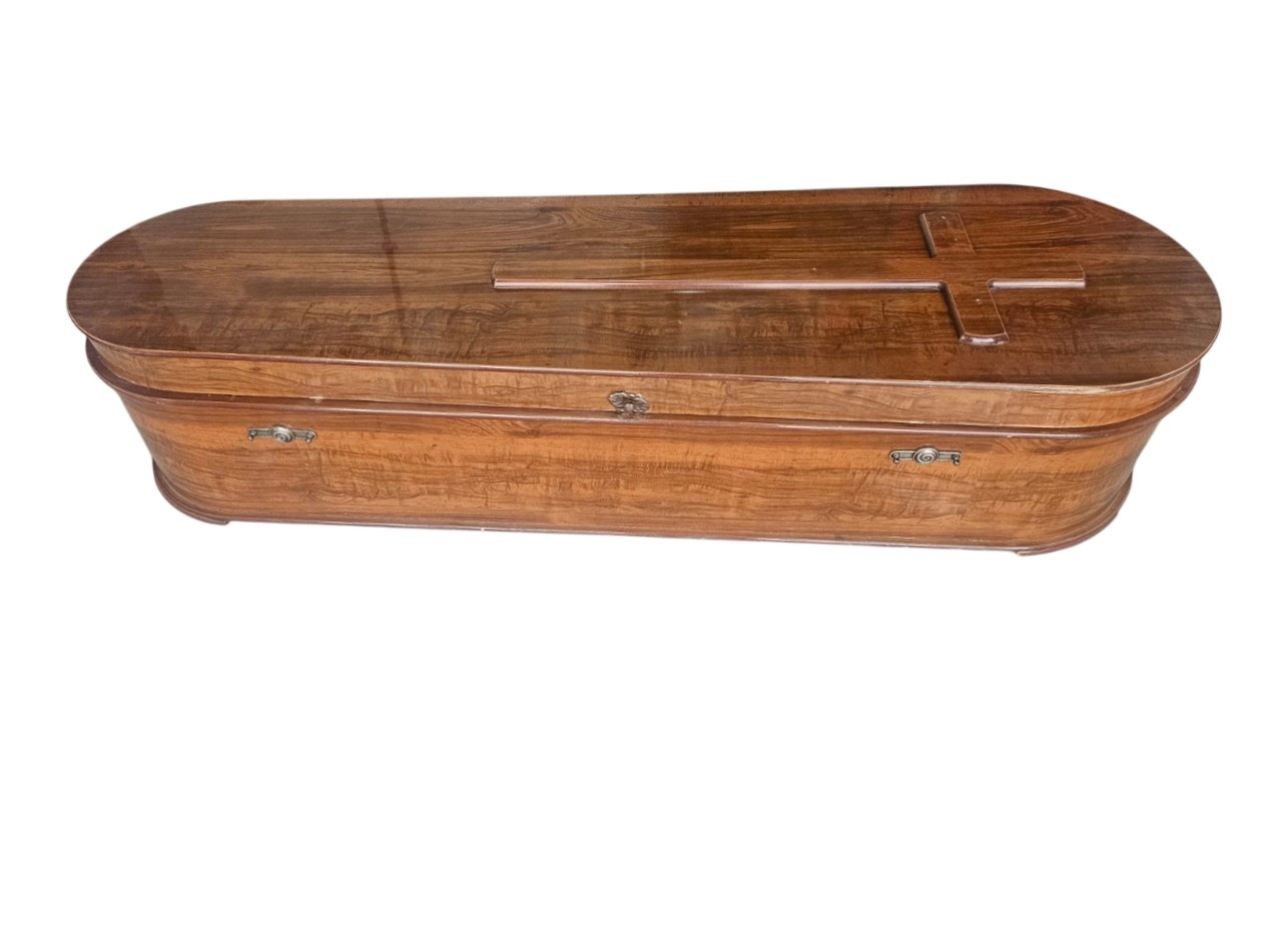Ataúd de madera de estilo tradicional con un acabado brillante, a menudo referido como un arca de modelo redondo alquiler para eventos, publicidad, peliculas y series