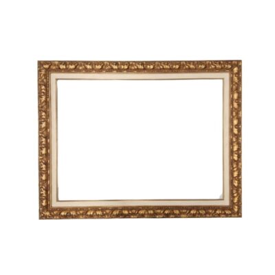 Marco de estilo barroco con acabado en pan de oro, ideal para espejos o cuadros, a menudo fabricado por artesanos italianos y disponible en materiales como madera de abeto alquiler para eventos, publicidad, peliculas y series
