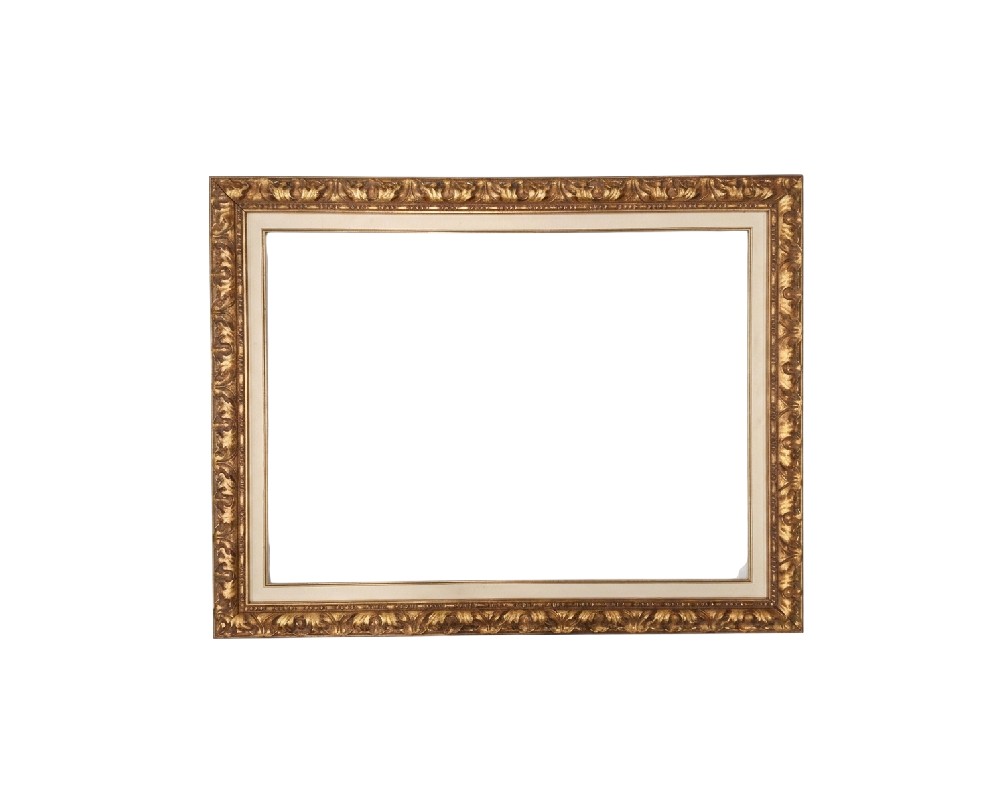 Marco de estilo barroco con acabado en pan de oro, ideal para espejos o cuadros, a menudo fabricado por artesanos italianos y disponible en materiales como madera de abeto alquiler para eventos, publicidad, peliculas y series