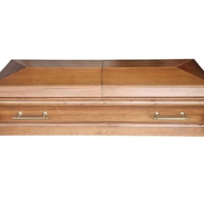 Ataúd de madera y está diseñado con un estilo europeo clásico alquiler para eventos, publicidad, pelicula y series