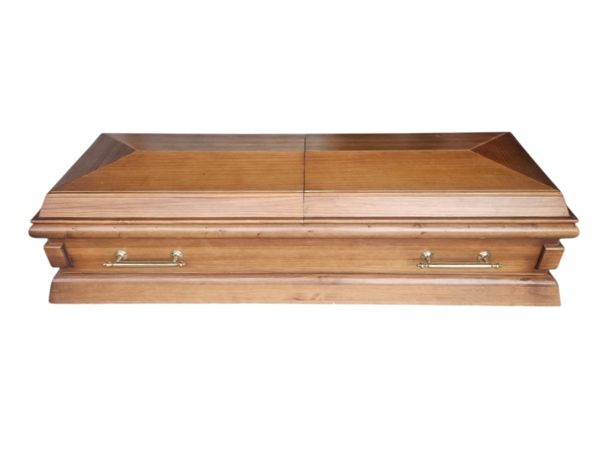 Ataúd de madera y está diseñado con un estilo europeo clásico alquiler para eventos, publicidad, pelicula y series