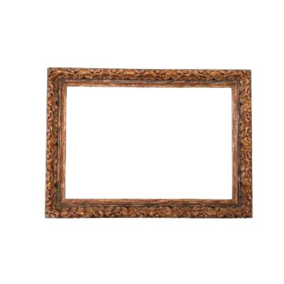 Marco de madera dorada estilo vintage con detalles tallados alquiler para eventos, publicidad, peliculas y series