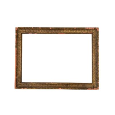 Marco de madera dorada con estilo barroco y detalles desgastados en tonos rosados alquilr para eventos, publicidad, peliculas y series