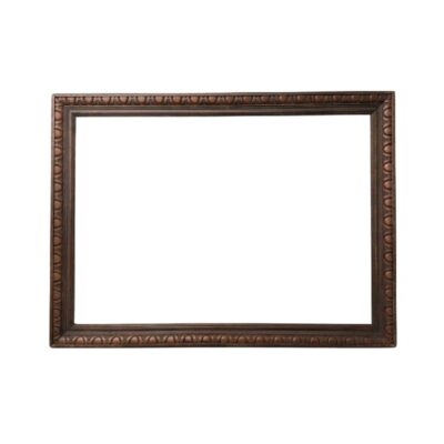Marco rectangular de madera de color marrón oscuro con un diseño ornamentado tallado en el borde alquiler para eventos, publicidad, peliculas y series