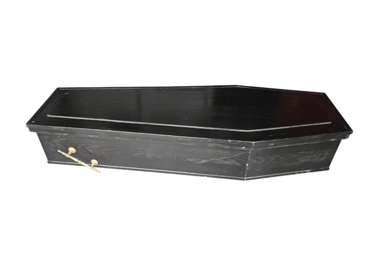 Black painted coffin, ideal for gothic decorations, rentals for events, advertising, films and series.