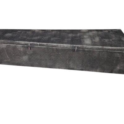 Ataúd tapizado en color gris oscuro con un patrón geométrico sutil alquiler para eventos, publicidad, peliculas y series