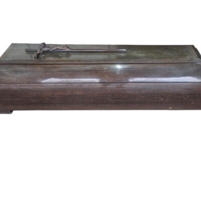 Ataúd de madera con un acabado oscuro y brillante, diseñado para servicios funerarios alquiler para eventos, publicidad, peliculas y series