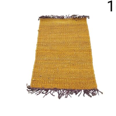 Alfombra tipo dhurrie tejida a mano en color amarillo con flecos decorativos en los extremos alquiler para eventos, publicidad, peliculas y series