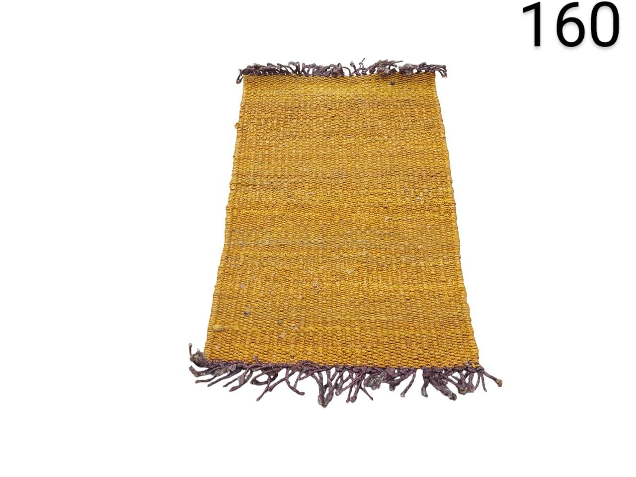 Alfombra tipo dhurrie tejida a mano en color amarillo con flecos decorativos en los extremos alquiler para eventos, publicidad, peliculas y series