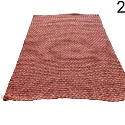 Alfombra rectangular de fibras naturales como yute o algodón, tejida a mano en un color terracota o rojizo sólido alquiler para eventos, publicidad, peliculas y series