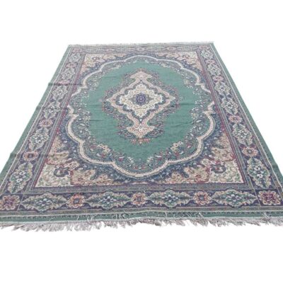 Alfombra es un tapiz de estilo persa con un diseño tradicional de medallón central y detalles florales en tonos verdes, beige y azules alquiler para eventos, publicidad , series y peliculas