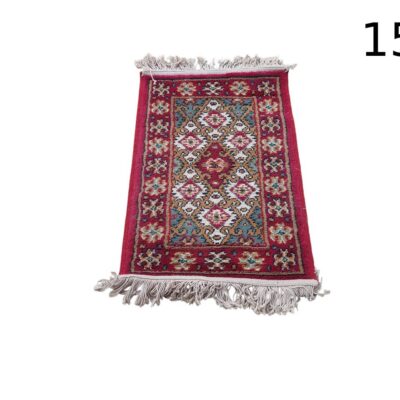 Alfombra parece ser una pieza artesanal de tipo Kazak, originaria de Afganistán o Pakistán alquiler para eventos, publicidad, peliculas y series