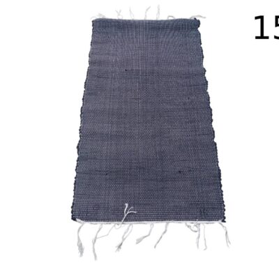 Alfombra jarapa azul oscuro hecha a mano, probablemente de algodón reciclado, con flecos blancos en los extremos alquiler para eventos, publicidad, peliculas y series