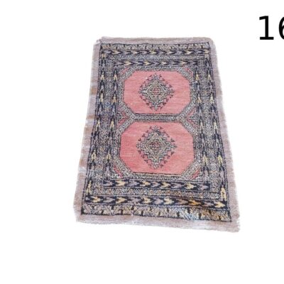 Alfombra de lana vintage, posiblemente de origen paquistaní o turco, que presenta un diseño geométrico de estilo bujara en tonos rosa y azul grisáceo alquiler para eventos, publicidad, peliculas y series