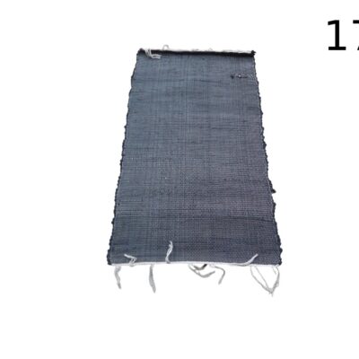 Alfombra tipo jarapa de color azul oscuro hecha de algodón reciclado con flecos en los extremos alquiler para eventos, publicidad, peliculas y series