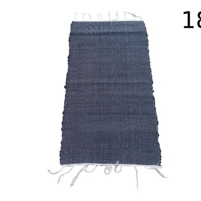 Alfombra de benuta modelo Tom azul oscuro hecha de material reciclado alquiler para eventos, publicidad, peliculas y series