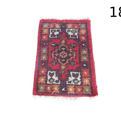 Alfombra pequeña de estilo persa Hamadan tejida a mano con un diseño geométrico central en rojo, azul y tonos beige alquiler para eventos, publicidad, peliculas y series