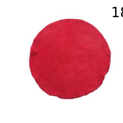 Alfombra redonda de color rojo intenso con pelo corto, diseñada para añadir un toque moderno y acogedor a cualquier espacio de tu hogar alquiler para eventos, publicidad, peliculas y series