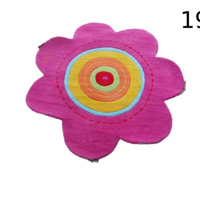 Alfombra decorativa infantil con forma de flor en tonos rosa, amarillo y naranja alquiler para eventos, publicidad, peliculas y series