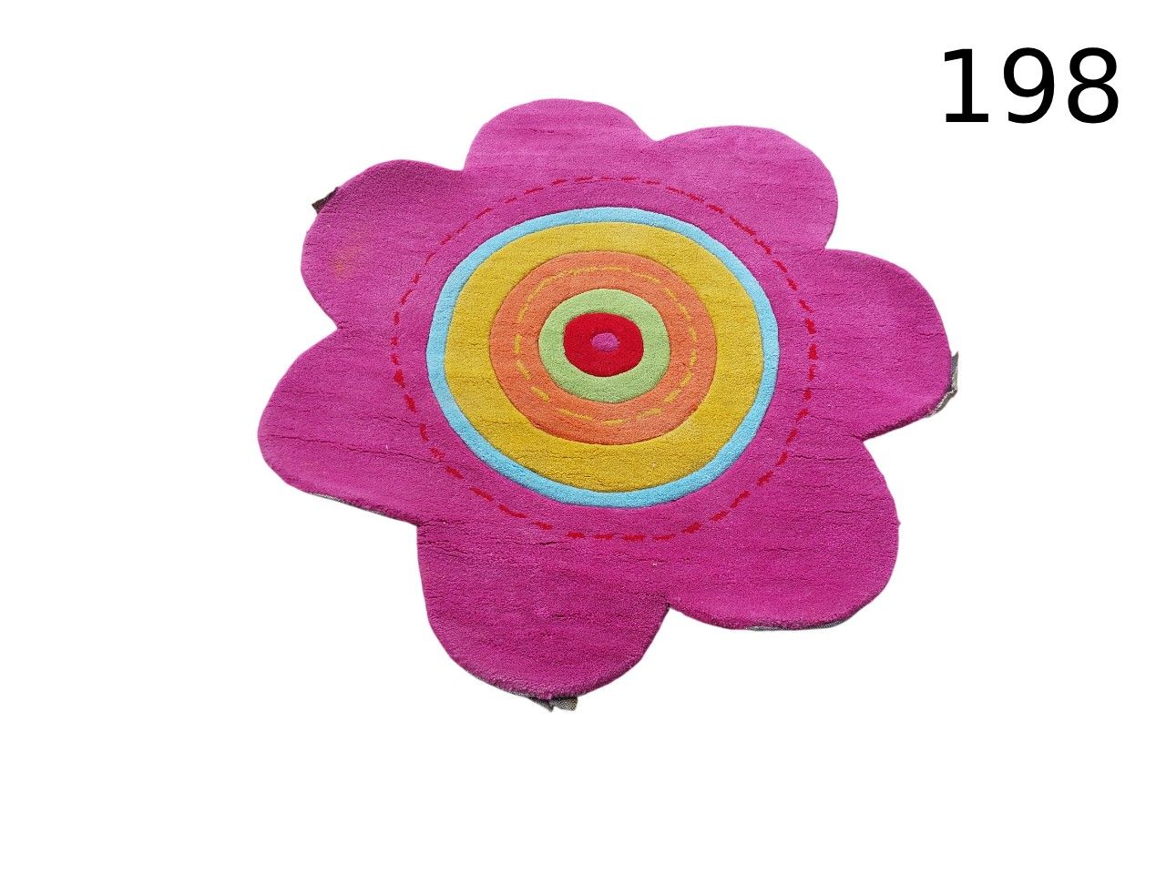 Alfombra decorativa infantil con forma de flor en tonos rosa, amarillo y naranja alquiler para eventos, publicidad, peliculas y series
