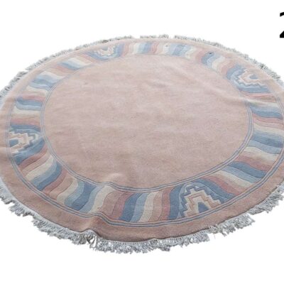 Alfombra redonda de lana con flecos, que presenta un diseño inspirado en estilos orientales o art déco alquiler para eventos, publicidad, peliculas y series