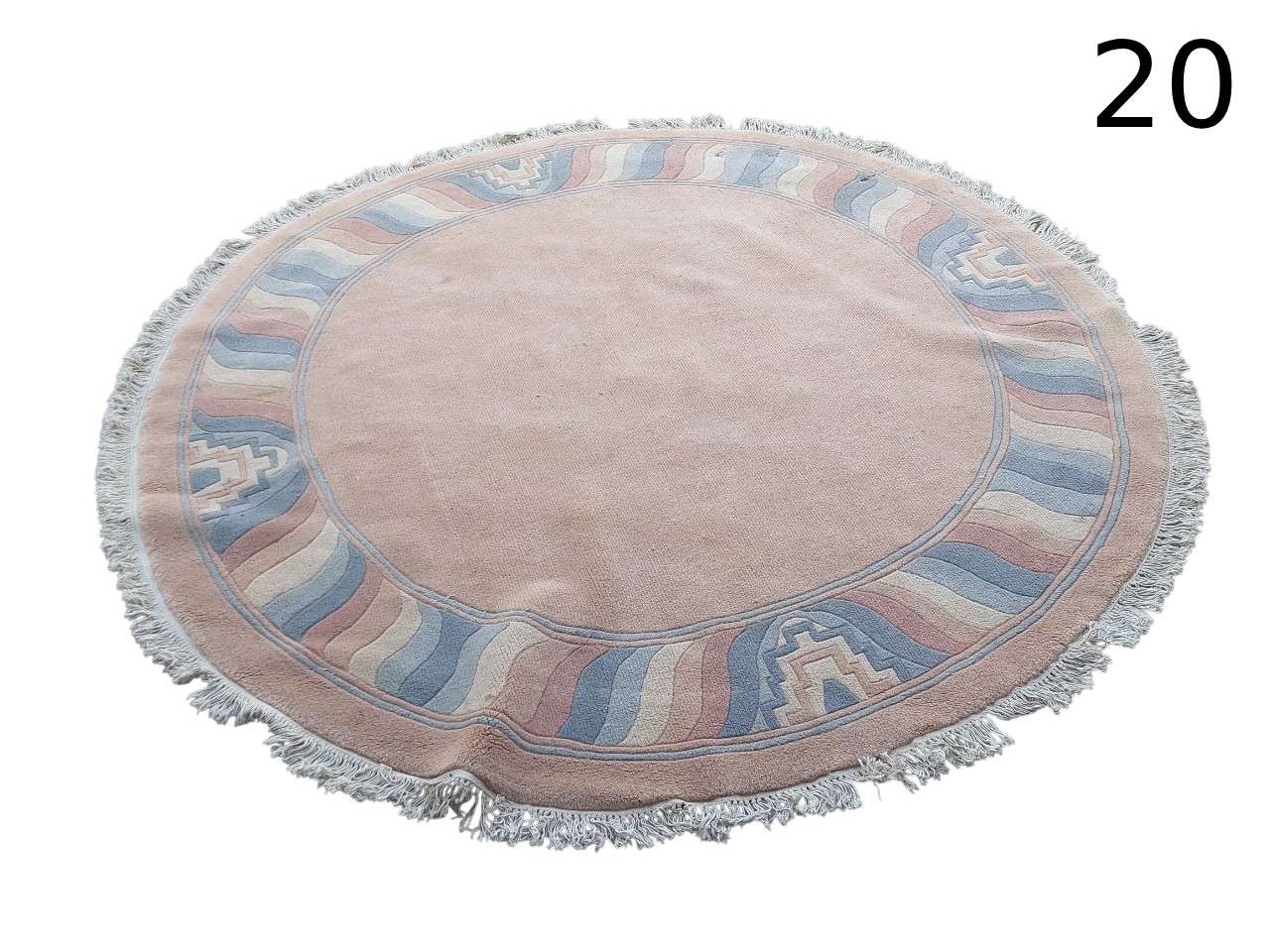 Alfombra redonda de lana con flecos, que presenta un diseño inspirado en estilos orientales o art déco alquiler para eventos, publicidad, peliculas y series