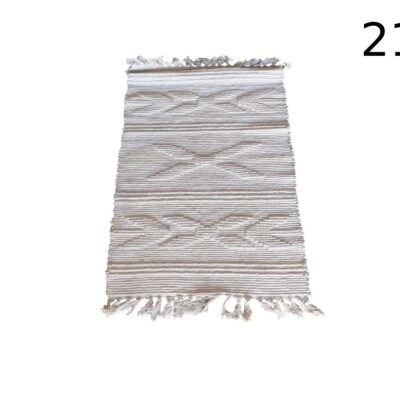 Alfombra beige de algodón es un accesorio decorativo ideal para añadir calidez y textura a cualquier rincón del hogar alquiler para eventos, publicidad, peliculas y series