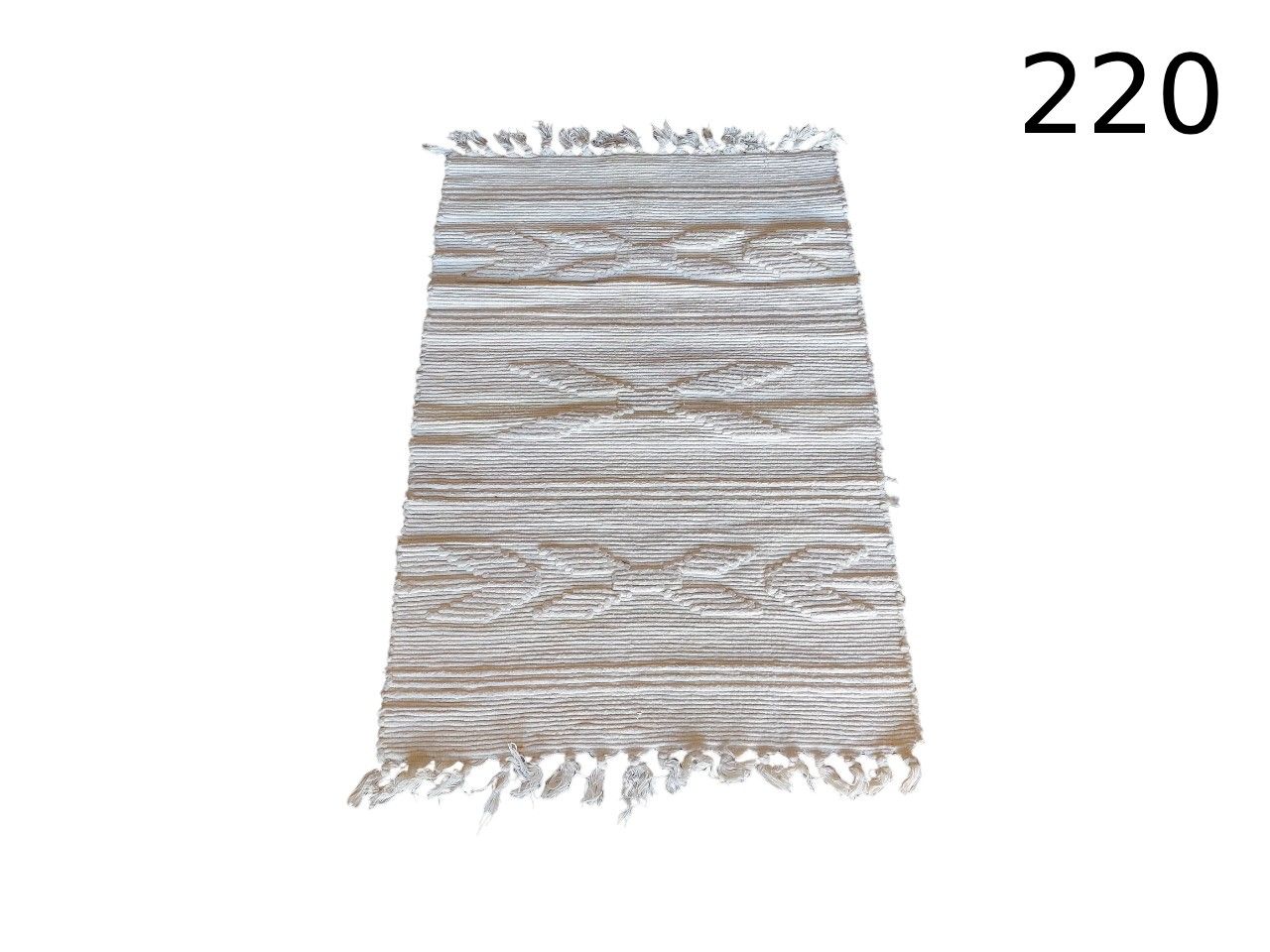 Alfombra de estilo bohemio o marroquí en tonos beige o marfil, caracterizada por su diseño geométrico lineal y flecos en los extremos alquiler para eventos, publicidad, peliculas y series