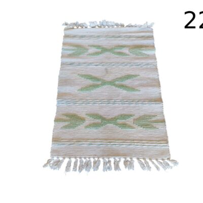Alfombra es un tapete tejido a mano estilo röllakan con motivos geométricos y flecos alquiler para eventos, publicidad, peliculas y series