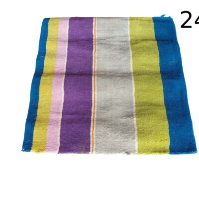 Alfombra multicolor de rayas de estilo vibrante, similar a los modelos de salón de Ikea alquiler para eventos, publicidad, peliculas y series