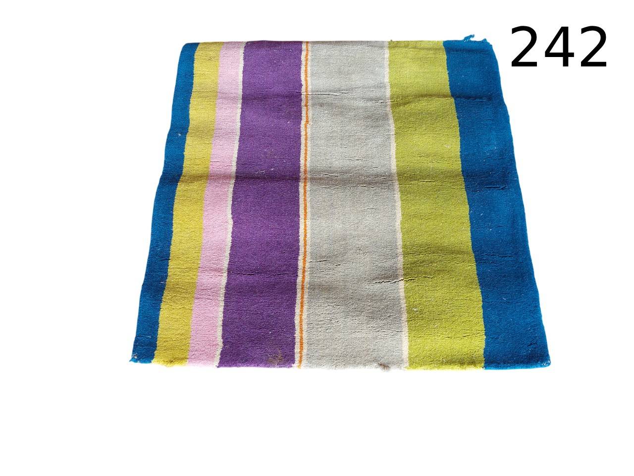 Alfombra multicolor de rayas de estilo vibrante, similar a los modelos de salón de Ikea alquiler para eventos, publicidad, peliculas y series