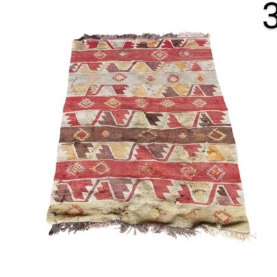 Alfombra Kilim turca vintage tejida a mano con patrones geométricos vibrantes en tonos rojos, beige y marrones alquiler para eventos, publicidad, peliculas y series
