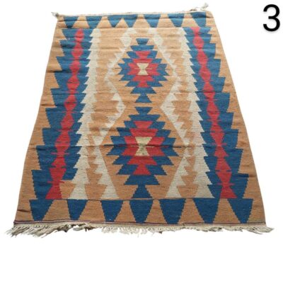 Alfombra kilim turca hecha a mano con patrón geométrico tradicional en tonos azul, rojo y beige alquiler para eventos, publicidad, peliculas y series