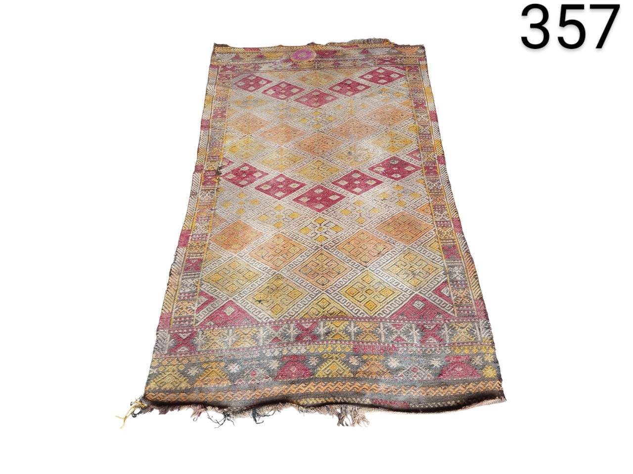 lfombra tipo kilim tradicional de Anatolia, probablemente vintage alquiler para eventos, publicidad, peliculas y series