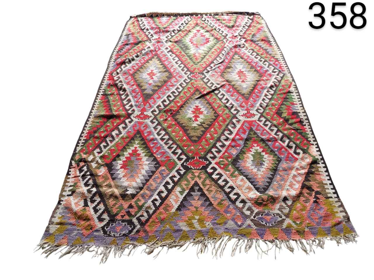 Alfombra Kilim turca vintage hecha a mano con lana y un patrón geométrico de diamantes alquiler para eventos, publicidad, peliculas y series