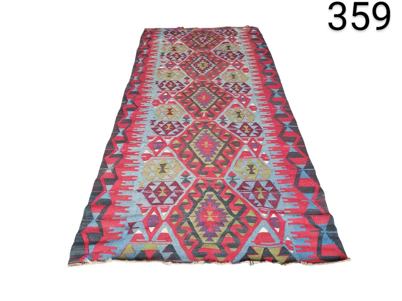 Alfombra Kilim turca vintage con patrones geométricos en tonos rojos y azules alquiler para eventos, publicidad, peliculas y series