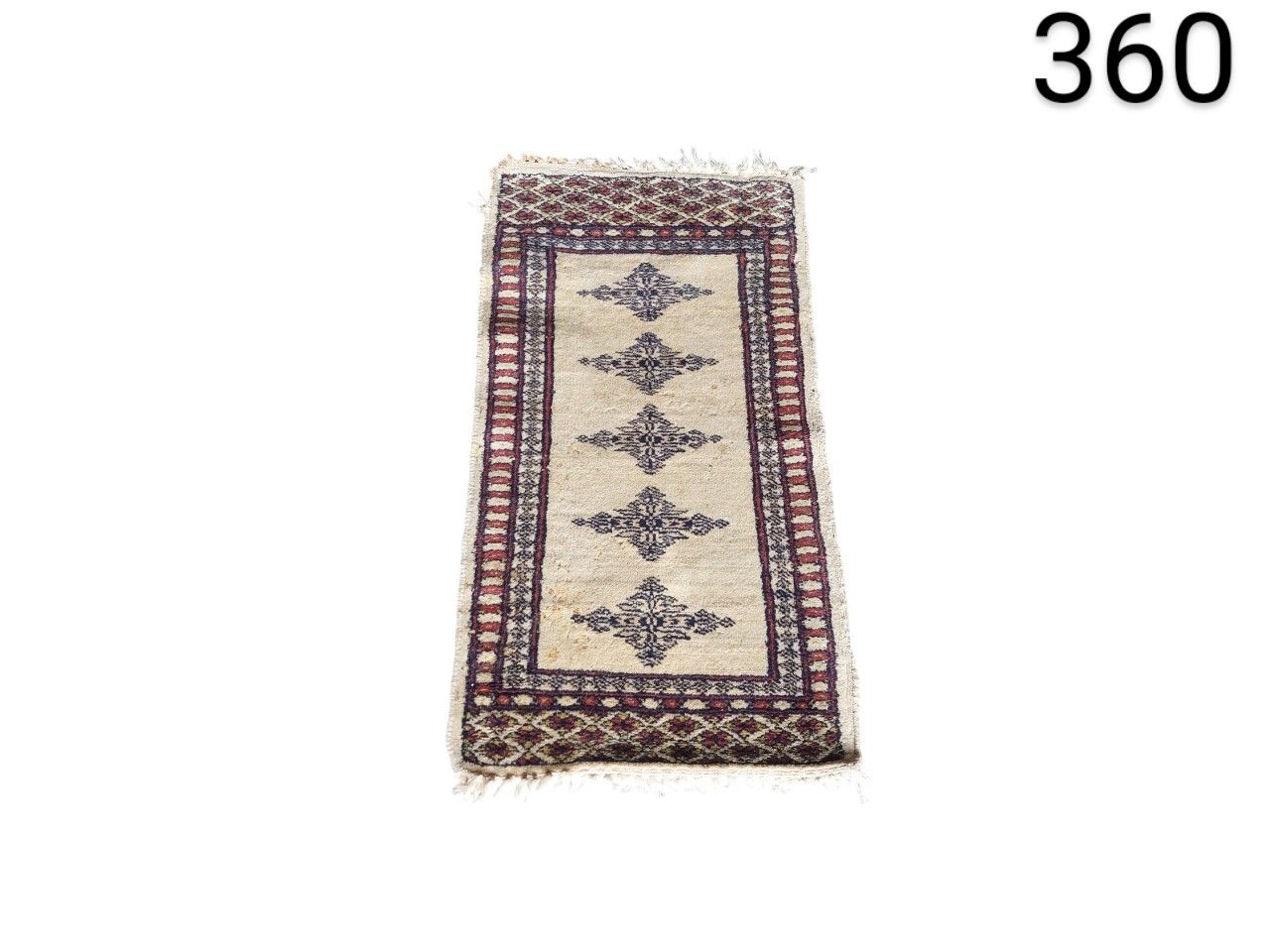 Alfombra tipo pasillo de estilo oriental, posiblemente de origen paquistaní o afgano, con un diseño geométrico tradicional alquiler para eventos, publicidad, peliculas y series