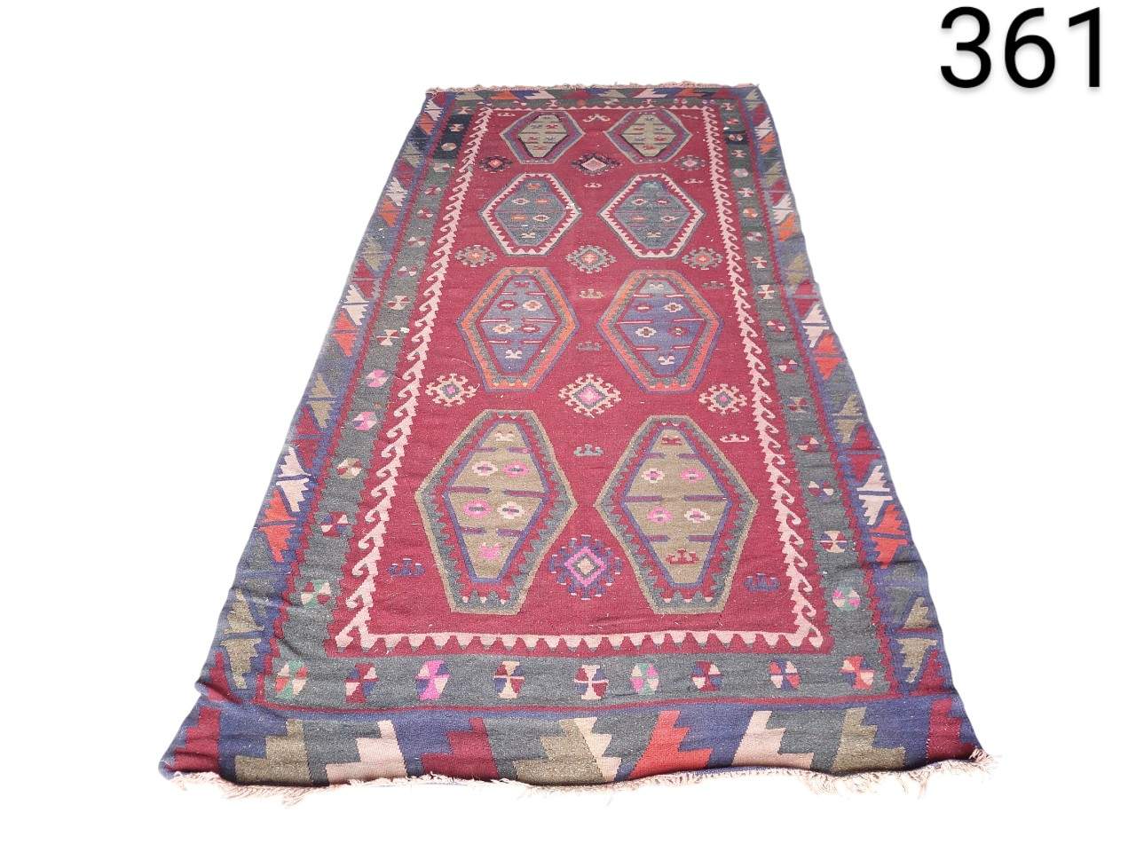 Alfombra tipo Kilim vintage tejida a mano con lana y tintes naturales alquiler para eventos, publicidad, peliculas y series