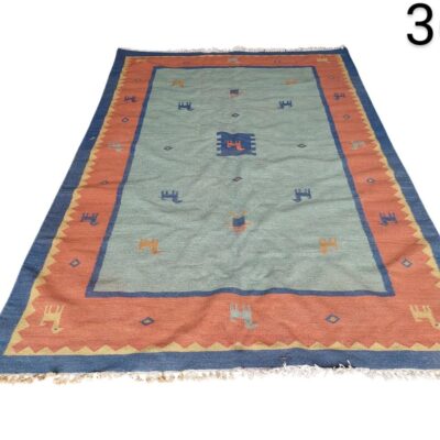 Alfombra tipo Kilim tejida a mano con un diseño geométrico azul y naranja alquiler para eventos, publicidad, peliculas y series