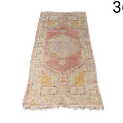 Alfombra turca Oushak vintage de lana, anudada a mano con un diseño geométrico y tonos pastel descoloridos alquiler para eventos, publicidad, peliculas y series