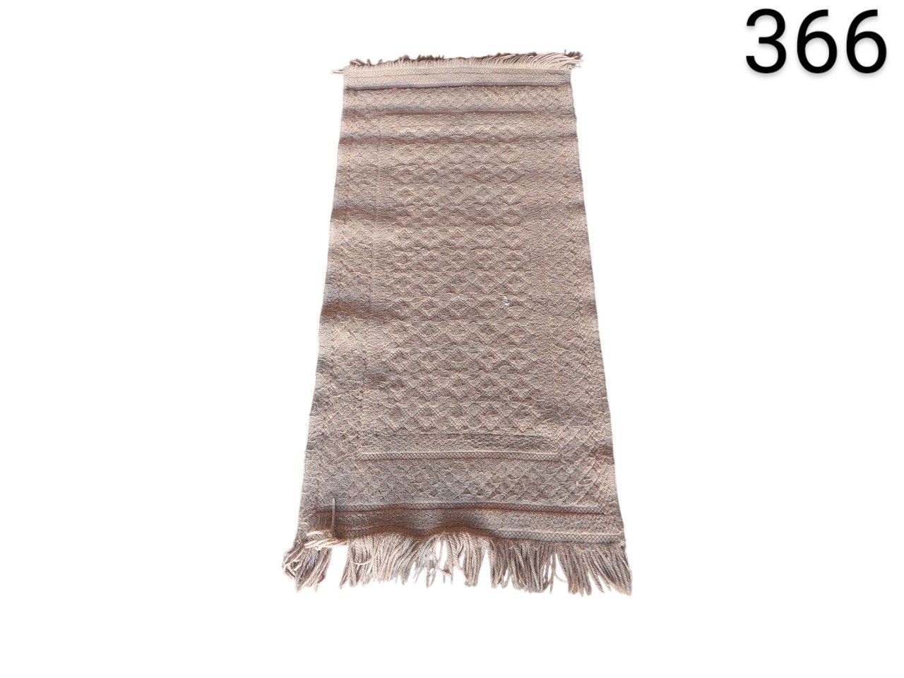 Alfombra tipo camino de mesa Safavieh Montauk Collection tejida a mano en algodón beige con flecos alquiler para eventos, publicidad, peliculas y series