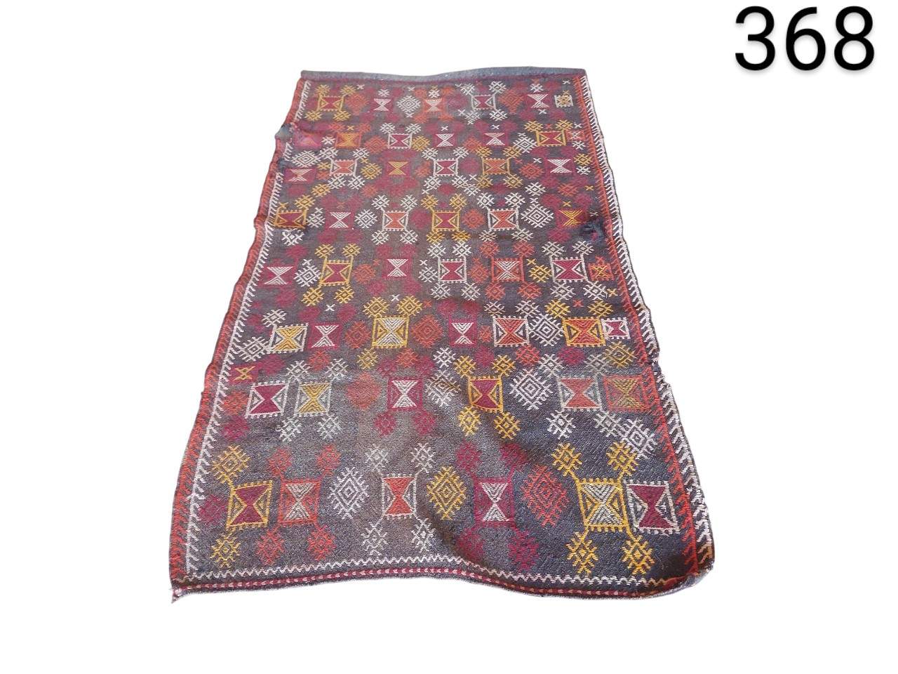 Alfombra Kilim turca vintage hecha a mano con lana orgánica y motivos geométricos tradicionales alquiler para eventos, publicidad, peliculas y series
